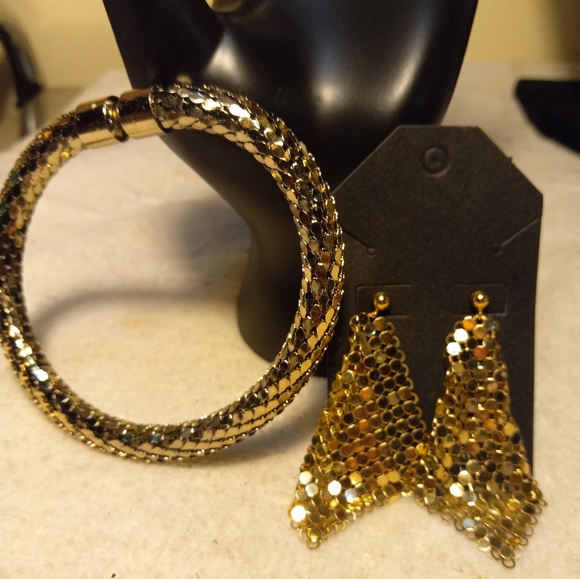 Not new,never worn 2pc gold mesh metal bangle bracelet matching pierced earring - Picture 2 of 2